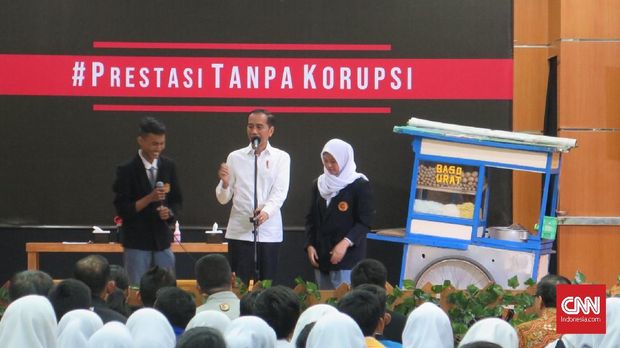 Presiden Jokowi sempat berdiskusi dengan para siswa di SMK 57, Jakarta, Senin (9/12).