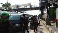 Nantinya, JPO Jembatan Gantung ini akan dilengkapi lift. Ada dua lift yang sedang dibangun di kedua sisi Jalan Daan Mogot. Pelaksana revitalisasi JPO Jembatan Gantung dari PT Abadi Prima, Andriyana mengatakan, conwood JPO Jembatan Gantung akan dicat cokelat. JPO Jembatan Gantung, katanya, akan mirip seperti JPO Pasar Minggu.