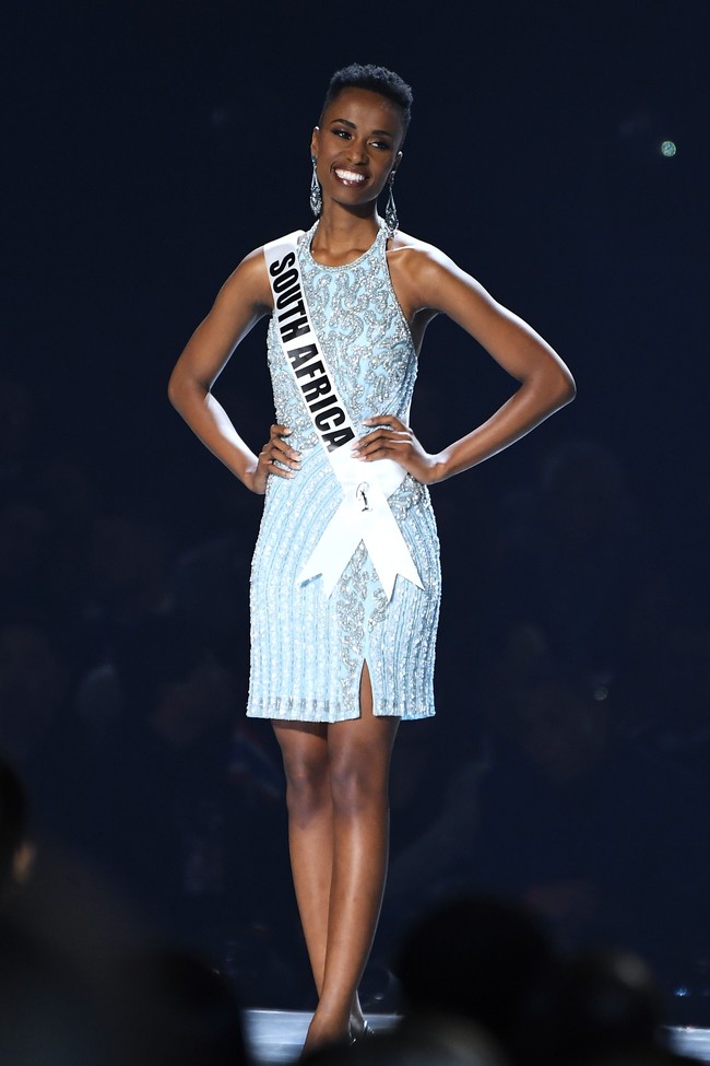 Miss Afrika Selatan Zozibini Tunzi baru saja dimahkotai sebagai Miss Universe 2019. Zozibini mencetak sejarah karena menjadi wanita kulit hitam yang berhasil meraih juara sejak Leila Lopes di 2011. Ia pun membawa gelar ratu sejagad untuk negaranya untuk ketiga kali. Foto: Paras Griffin/Getty Images