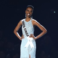 Miss Afrika Selatan Zozibini Tunzi baru saja dimahkotai sebagai Miss Universe 2019. Zozibini mencetak sejarah karena menjadi wanita kulit hitam yang berhasil meraih juara sejak Leila Lopes di 2011. Ia pun membawa gelar ratu sejagad untuk negaranya untuk ketiga kali. Foto: Paras Griffin/Getty Images