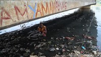 Jika tak dibersihkan sampah yang menumpuk bisa membuat sungai meluap.