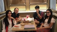 Ini momen kompak Satrio, Iis, Salsha, dan Devano ketika makan malam. Mereka asyik berbincang ditemani minuman segar yang sudah dipesan. Foto: Instagram isdadahlia
