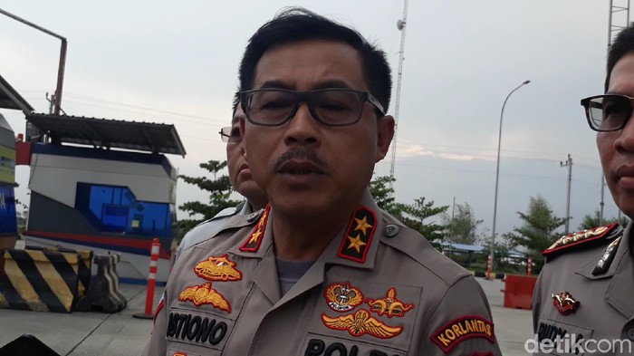 Kakorlantas Polri Irjen Istiono meninjau jalur Tol Trans Jawa di gerbang Tol Brebes Timur, Senin (9/12/2019).