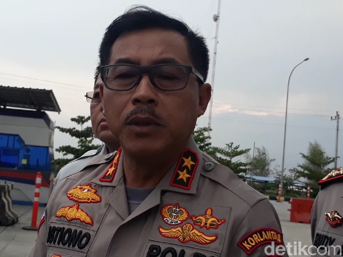 Kakorlantas Polri Irjen Istiono meninjau jalur Tol Trans Jawa di gerbang Tol Brebes Timur, Senin (9/12/2019).