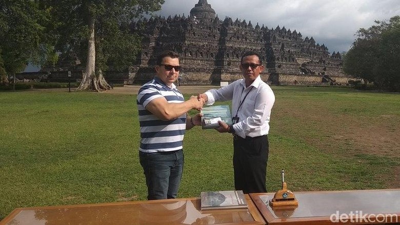 Candi Borobudur Bikin Pejabat Kemenlu Republik Ceko Terkesan. (Foto: Eko Susanto/detikcom) Candi Borobudur Bikin Pejabat Kemenlu Republik Ceko Terkesan. (Foto: Eko Susanto/detikcom)