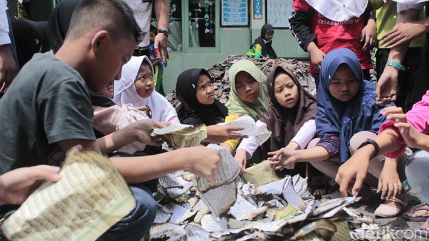 Guru dan Murid Bereskan Puing Madrasah Batujajar yang Terbakar