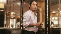 Pria yang akrab disapa Khan ini, memang tak banyak mengunggah momen makannya seperti selebriti lainnya. Namun lewat lensa kamera dari fotografer Rio Prasetia (Instagram @_riop_), Khan membagikan beberapa momen serunya saat makan gorengan hingga minum es di pinggir jalan. Foto: Instagram @_riop_