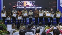 Momen peringatan tersebut juga dimanfaatkan KPK untuk memberikan penganugerahan kepada sembilan pemerintahan Provinsi dan Daerah atas capaian implementasi pencegahan korupsi saat Hakordia 2019. ANTARA FOTO/Galih Pradipta.