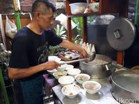 Mie Baso Akung: Yamin Legendaris dengan Topping Ceker Super Lembut!