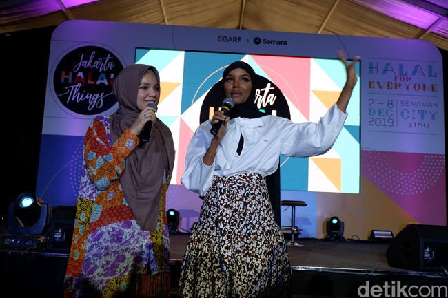 Berkunjung ke Jakarta, Halima juga mengungkapkan satu kebiasaannya yang inspiratif. Hijabers pertama yang berpose di majalah Vogue AS itu mengaku setiap ada tawaran pekerjaan yang datang kepadanya, ia selalu salat istikharah agar diberikan petunjuk dari Allah SWT. Setiap langkahku, aku ingin dipermudah dan diberikan kelancaran dalam perkerjaanku, maka dari itu aku selalu sholat istikharah dulu sebelum menerima tawaran tersebut,” kata Halima. Foto: Gresnia Arela/Wolipop