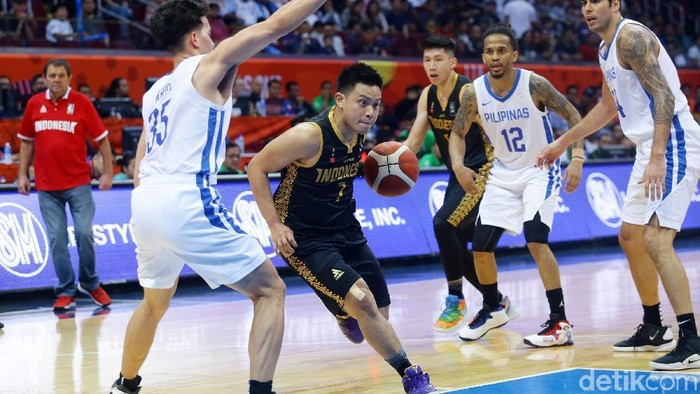 Timnas Basket Putra Indonesia berhadapan dengan Timnas Basket Filipina dalam babak semifinal basket putra Sea Games 2019 yang berlangsung di Mall of Asia Arena, Manila, Filipina, Senin (9/12/2019). Dalam pertandingan melawan tim tuan rumah tersebut, Indonesia kalah dengan skor 97-70.