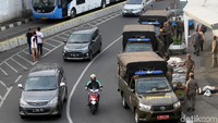 Pantauan di sepanjang trotoar Jalan Stasiun Senen, Jakarta Pusat, Senin (9/12/2019), Satpol PP dan sejumlah aparat TNI tampak berjaga.