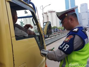 Jelang Natal, Polisi Razia Kendaraan Overload-Pengemudi Nakal di Tol Dalkot