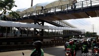 Pantauan detikcom, Senin (9/12/2019) di Jalan Daan Mogot, Cengkareng, Jakarta Barat, pengerjaan JPO ini masih berlangsung.