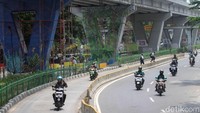 Sejumlah pekerja tengah menghiasi tiang-tiang penyangga di sepanjang kolong flyover Pesing dengan mural berbagai tema, seperti terlihat Senin (9/12/2019).