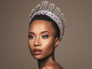 Foto: Zozibini Tunzi Juara Miss Universe 2019 yang Cetak Sejarah