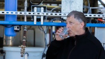 Gates pernah pula minum air dari hasil pemrosesan tinja seperti ini, hanya untuk menunjukkan solusinya untuk negara miskin yang kekurangan air itu sehat dan aman. Foto: Ist/Internet