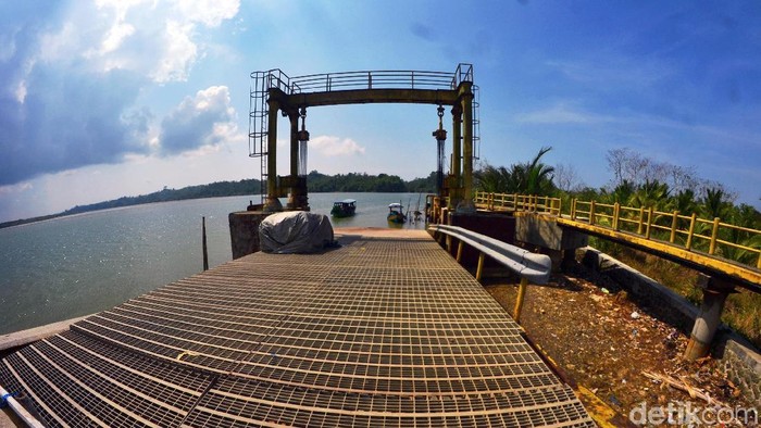 Kondisi pelabuhan penyeberangan Majingklak di Kabupaten Pangandaran nampak memprihatinkan. Pelabuhan itu tengah hadapi persoalan pendangkalan yang cukup parah.