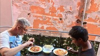 Termasuk juga urusan makan. Bahkan ia sering kulineran di pinggir pantai dengan menu yang beraneka ragam. Foto: Instagram @roger_casugay
