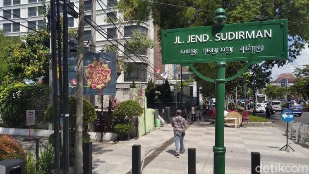 Pedestrian di Jalan Jenderal Sudirman Yogyakarta dipercantik.