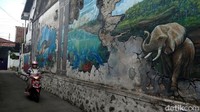 Lukisan 3 dimensi tersebut merupakan karya pelukis bernama S Irvan. Lokasinya berada di Gang Melati, Gatak Lamat, Puncungrejo, Muntilan, Kabupaten Magelang. (Eko Susanto/detikcom)