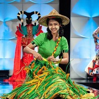 Dia mengutarakan tentang menjadi lesbian dalam blog Missology pada 29 November. Swe Zin mengaku telah tiga tahun ini pacaran dengan seorang penyanyi bernama Gae Gae.  Foto: dok. Instagram @missuniversemyanmar