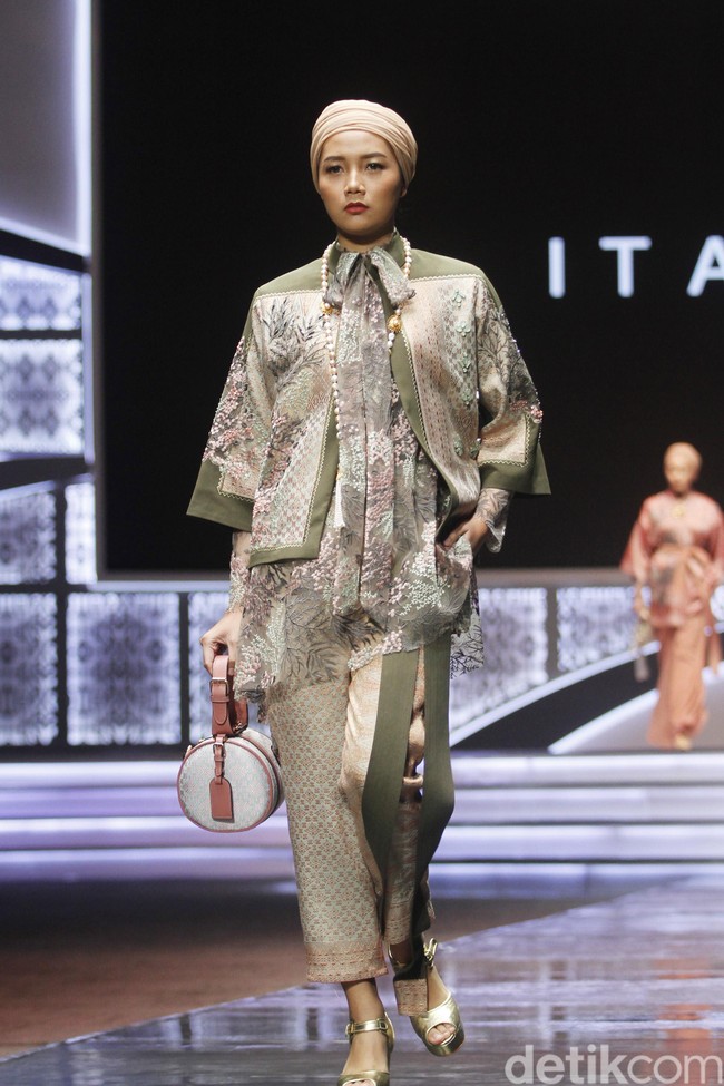 Fashion show Itang Yunasz dengan tema Nusantara untuk Dunia menampilkan koleksi busana berbahan kain songket dari Sumatera Barat di Indonesia Sharia Economic Festival [ISEF] 2019, Jakarta Convention Center, Jakarta. Kamis [14/11/20109]. Foto: Mohammad Abduh/Wolipop