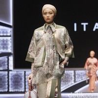 Fashion show Itang Yunasz dengan tema Nusantara untuk Dunia menampilkan koleksi busana berbahan kain songket dari Sumatera Barat di Indonesia Sharia Economic Festival [ISEF] 2019, Jakarta Convention Center, Jakarta. Kamis [14/11/20109]. Foto: Mohammad Abduh/Wolipop