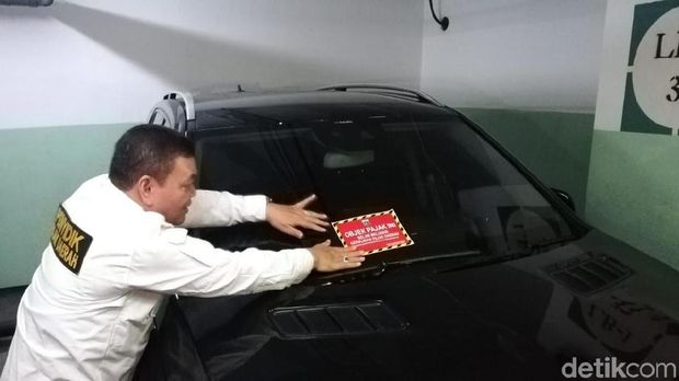 Ilustrasi mobil mewah tak bayar pajak