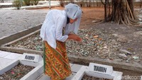 Para keluarga berziarah untuk mengenang tragedi pembantaian Rawagede pada Selasa 9 Desember 1947 silam.