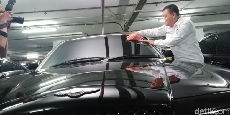 Mobil yang belum bayar pajak ditempeli stiker. Foto: Rizki Pratama Mobil yang belum bayar pajak ditempeli stiker. Foto: Rizki Pratama