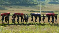Rangkaian Mangngaro diawali dari pembangunan tenda, mengeluarkan jasad dari sejumlah Liang kemudian diarak dan dipertemukan pada satu tempat yang sudah diatur oleh keluarga, selanjutnya diarak ke tenda yang sudah dibangun.