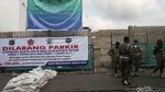 Antisipasi PKL Mangkal, Satpol PP Berjaga di Trotoar Senen
