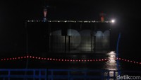 Suasana waduk di malam hari yang berhiaskan cahaya. Indah juga ya (Randy/detikcom)
