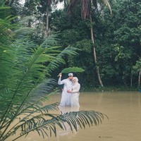 Pemotretan kreatif ini pun memperlihatkan romansa pengantin di tengah banjir yang tak memedulikan pakaian mereka yang sebagian basah terkena air. Foto: Facebook Meen Photographer