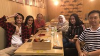 Bekerja sebagai pilot, Satrio disebut-sebut memiliki gaji tinggi. Di waktu luang, ia terlihat sering habiskan waktu makan bersama Iis dan keluarga besar. Foto: Instagram isdadahlia