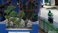 Selain mural bertema seni dan budaya, salah satu tiang penyangga flyover tersebut juga nampak dihiasi dengan mural bergambar lingkungan. Biar terlihat semakin hijau dan adem.
