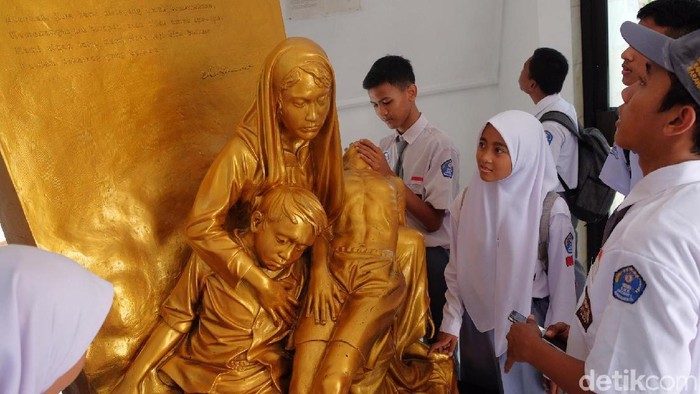 Keluarga korban tragedi Rawagede berziarah di taman makam pahlawan Sampurna Raga, Karawang, Jawa Barat, Senin (9/12/2019). Ziarah itu untuk memperingati tragedi pembantaian Rawagede ke-71.