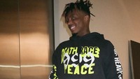 Juice WRLD baru saja mendapatkan piala Billboard Music Awards pertamanya di tahun 2019 usai menjuarai kategori Top New Artis usai berhasil masuk 25 kali dalam top 100 chart Billboard selama 2 tahun. Dok. Instagram/juicewrld999