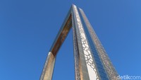 Dari luar, Dubai Frame tampak begitu berkilau karena berlapis emas. Dibangun dalam waktu 5 tahun, Dubai Frame menghabiskan dana hingga Rp 500 miliar. (Bonauli/detikcom)