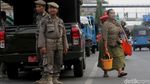 Antisipasi PKL Mangkal, Satpol PP Berjaga di Trotoar Senen