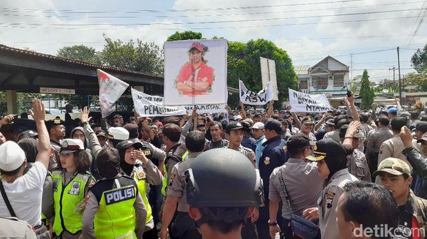 Ada sidang pengeroyokan Tukul, PN Wonosobo digeruduk massa. 