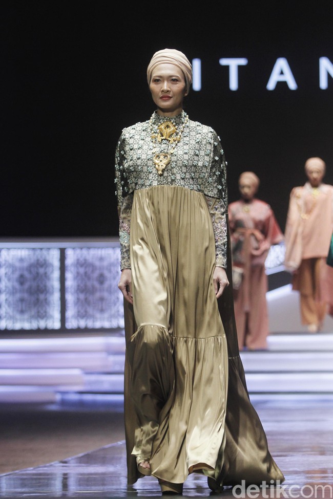 Fashion show Itang Yunasz dengan tema Nusantara untuk Dunia menampilkan koleksi busana berbahan kain songket dari Sumatera Barat di Indonesia Sharia Economic Festival [ISEF] 2019, Jakarta Convention Center, Jakarta. Kamis [14/11/20109]. Foto: Mohammad Abduh/Wolipop
