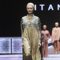 Fashion show Itang Yunasz dengan tema Nusantara untuk Dunia menampilkan koleksi busana berbahan kain songket dari Sumatera Barat di Indonesia Sharia Economic Festival [ISEF] 2019, Jakarta Convention Center, Jakarta. Kamis [14/11/20109]. Foto: Mohammad Abduh/Wolipop