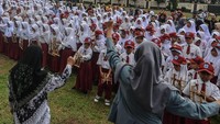 Kegiatan main angklung massal itu digelar untuk memperingati Hari Angklung Sedunia. Selain itu, kegiatan itu juga digelar dengan harapan para penerus tidak melupakan kesenian musik tradisional dan diharapkan bisa mempertahankan serta mengembangkan kesenian angklung dari upaya pelestarian kearifan lokal.