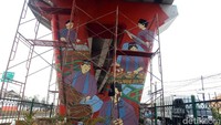 Nampak pula salah satu tiang penyangga di kolong flyover Pesing dihias dengan mural bergambar kesenian gambang kromong.