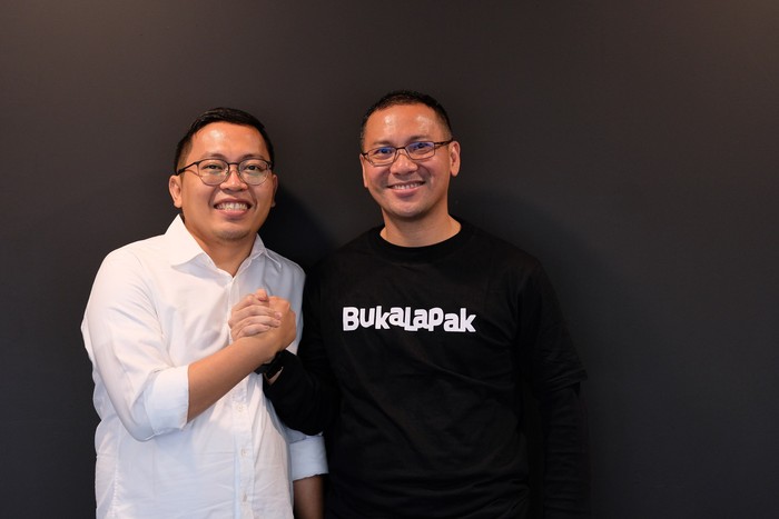 Achmad Zaky dan CEO Bukalapak yang baru Rachmat Kaimmudin. Foto: dok. Bukalapak Achmad Zaky dan CEO Bukalapak yang baru Rachmat Kaimmudin. Foto: dok. Bukalapak