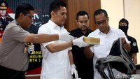 Para tersangka itu mengaku mendapatkan sabu dari penyuplai asal Malaysia. Sabu dipindahkan dari kapal penyuplai ke sampan mereka saat bertemu di tengah laut.