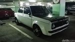 Parkiran Apartemen Tanah Abang Sesak Mobil Klasik
