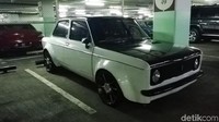 Mobil klasil yang terparkir itu mulai dari keluaran tahun 50-an.